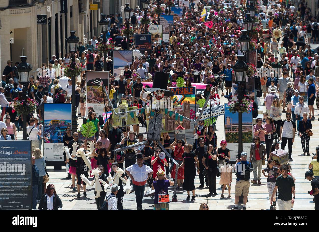 Les manifestants défilent le long de la rue marques de Larios lorsqu'ils participent à une manifestation en faveur de « la Casa invisible » dans le centre-ville. Les habitants de la "maison invisible", un centre social et culturel qui est occupé depuis 2007, sont sur le point d'être expulsés après un long conflit avec la mairie de Malaga. La "maison invisible" a été établie dans le centre de Malaga comme un centre social, culturel et alternatif dirigé par des artistes locaux. Banque D'Images