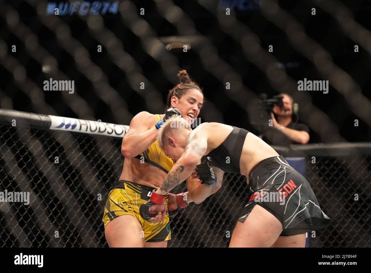 Phoenix, Arizona, États-Unis. 07th mai 2022. PHOENIX, AZ - 7 MAI : (R-L) Macy Chiasson combat Norma Dumont dans leur combat de poids-plume féminin lors de l'événement UFC 274 au Footprint Center le 7 mai 2022 à Phoenix, Arizona, États-Unis. (Photo de Louis Grasse/PxImages) crédit: PX Images/Alamy Live News Banque D'Images