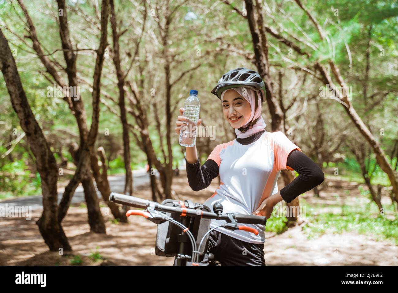 Belle femme sportive dans hijab tenant la bouteille Banque D'Images