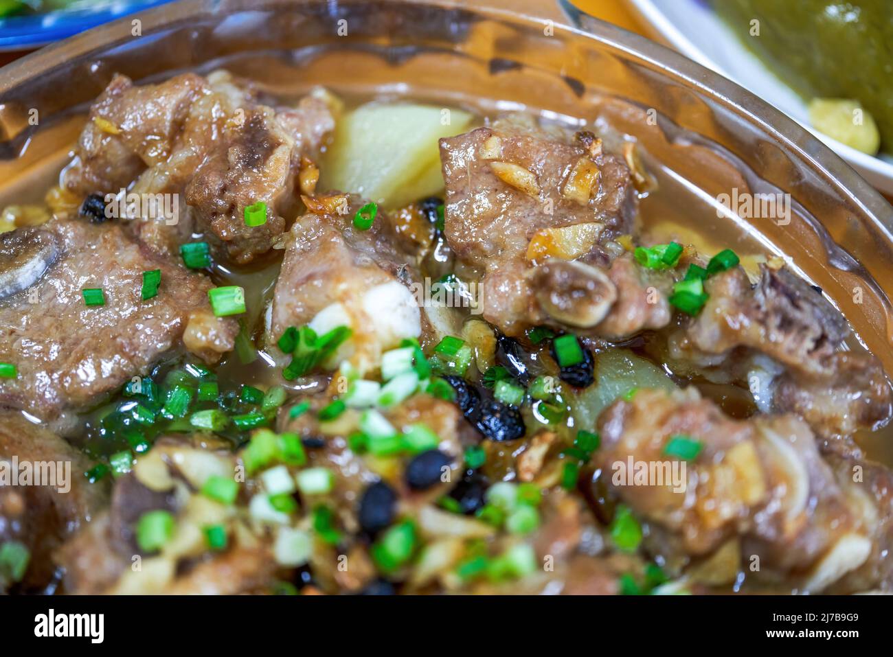 Un délicieux plat chinois cantonais, des côtes de porc cuites à la vapeur dans une sauce soja Banque D'Images