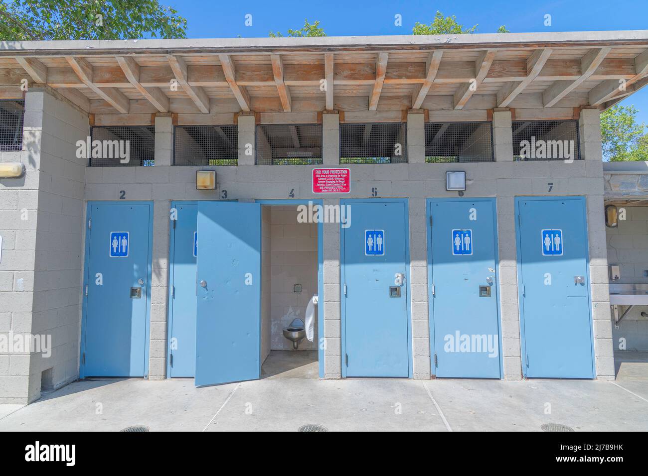 Salle de bains unisexe dans un parc public. Banque D'Images