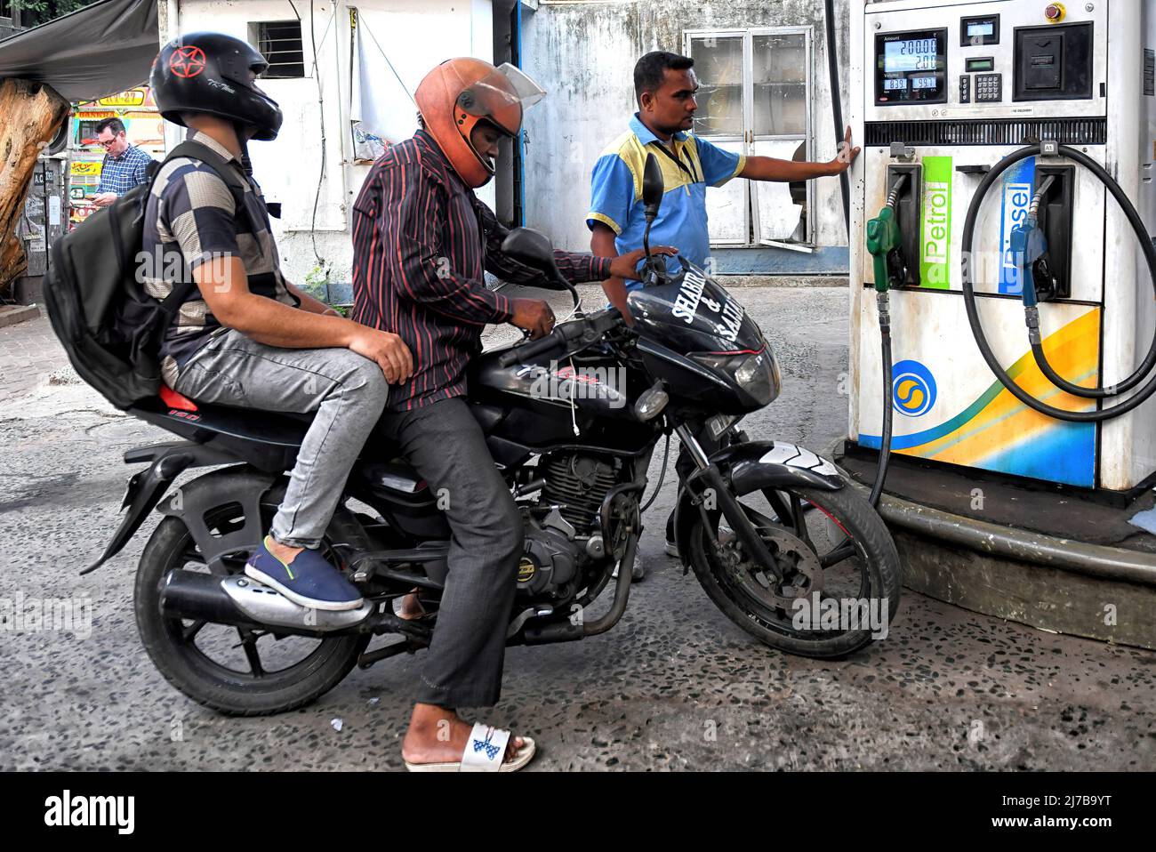 Les gens ont vu remplir leur moto à une pompe à essence. Les prix de  l'essence et du diesel augmentent continuellement en Inde, ce qui a un  impact sur la guerre entre