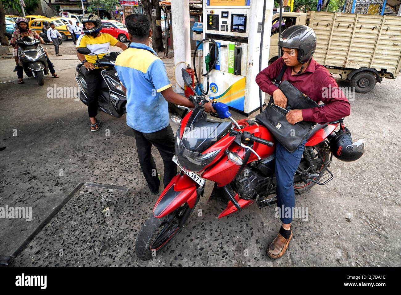 Les gens ont vu se remplir leurs Motos à une pompe à essence. Les prix de l' essence et du diesel augmentent continuellement en Inde, ce qui a un impact  sur la guerre