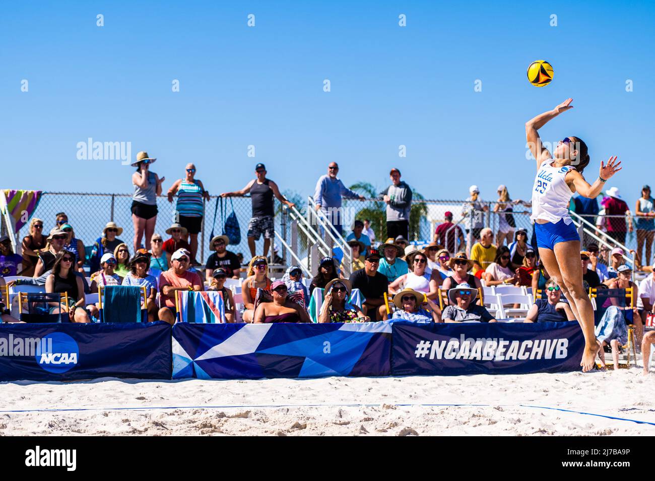 7 mai 2022, Gulf Shores, Alabama, Etats-Unis: LEXY DENABURG (25) sert pendant le tournoi de Beach volley-ball de NCAA double entre UCLA et l'Etat de Géorgie. (Image de crédit : © Matthew Smith/ZUMA Press Wire) Banque D'Images