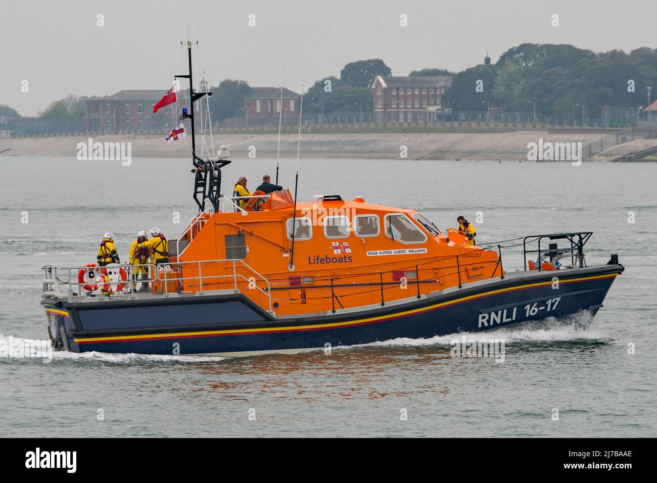 Le RNLI (classe Tamar) bateau de sauvetage Bembridge approchant le port de Portsmouth, au Royaume-Uni, le 3rd mai 2022. Banque D'Images