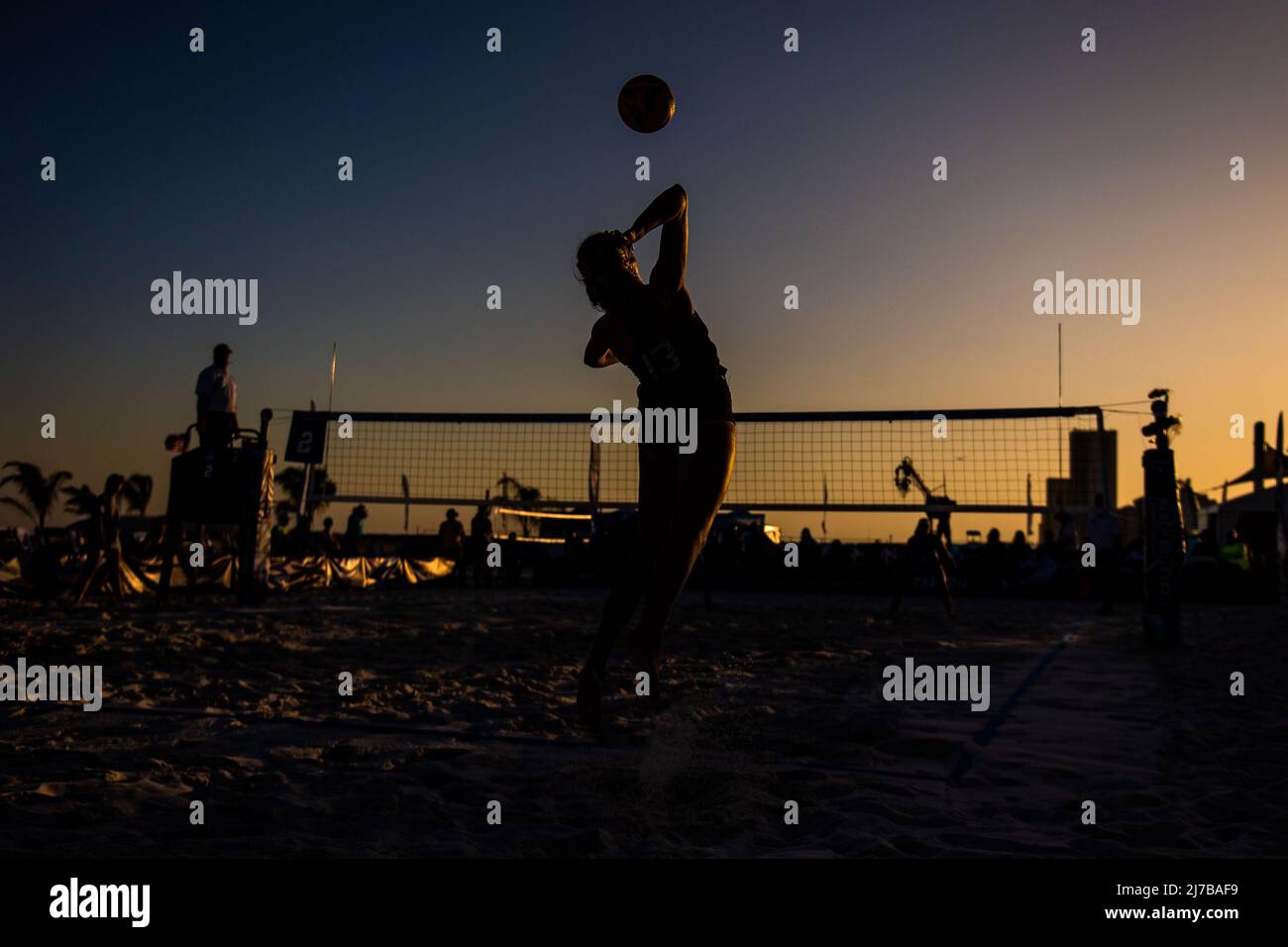 7 mai 2022, Gulf Shores, Alabama, États-Unis: RAELYN WHITE sert pendant le tournoi de Beach Volleyball de NCAA Dual entre l'État de Floride et LMU. (Image de crédit : © Matthew Smith/ZUMA Press Wire) Banque D'Images