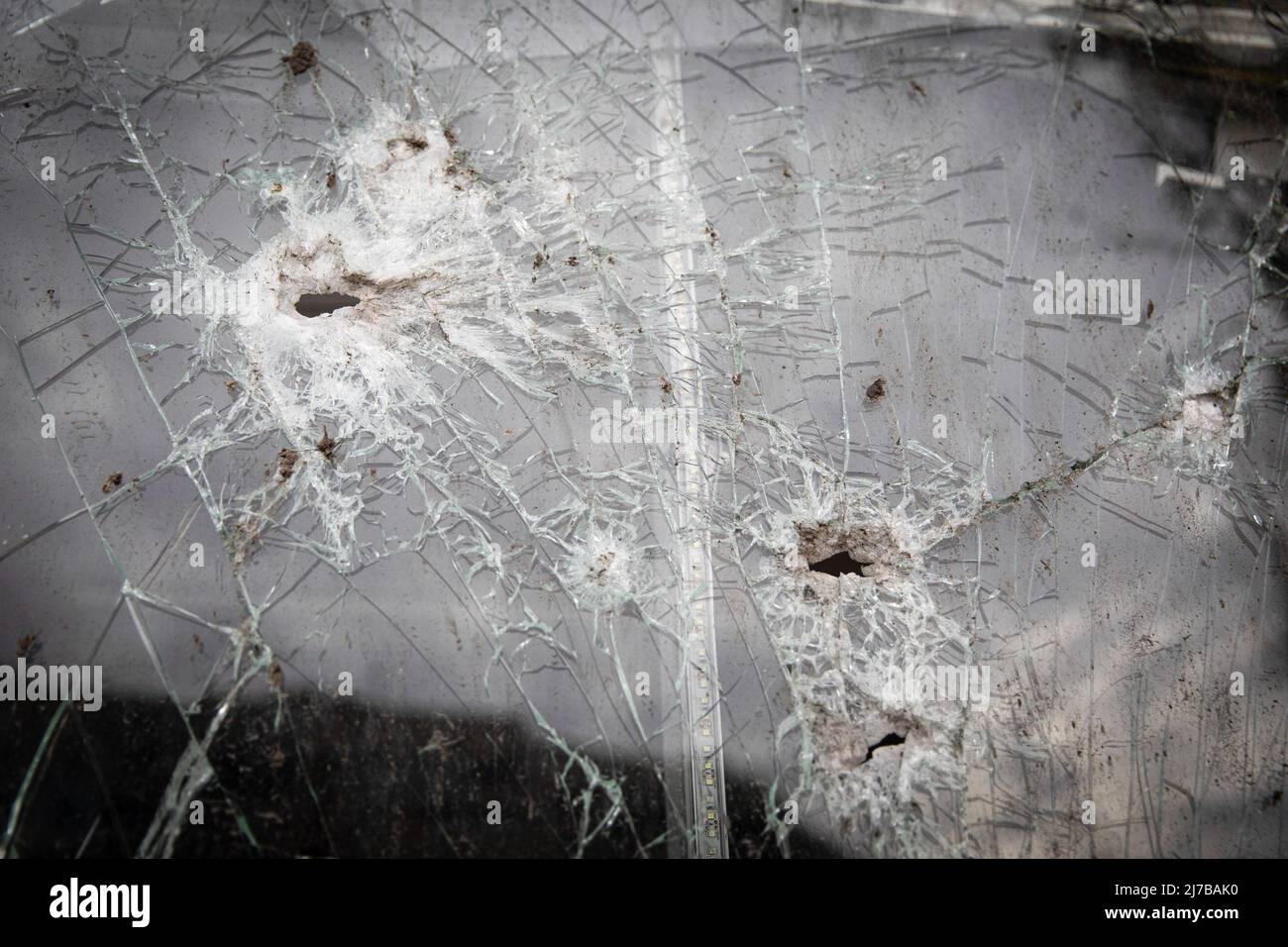 29 avril 2022, Kharkiv, Kharkivsa Obbast, Ukraine : trous de balle vus sur le verre d'un magasin de Saltivka, dans le nord-est de Kharkiv. Alors que la Russie a rétabli ses troupes et concentré l'offensive sur la partie orientale de l'Ukraine, Kharkiv, la deuxième plus grande ville d'Ukraine actuellement sous la menace constante de bombardements et de frappes aériennes russes. La Russie a envahi l'Ukraine le 24 février 2022, déclenchant la plus grande attaque militaire en Europe depuis la Seconde Guerre mondiale (Image de crédit : © Alex Chan TSZ Yuk/SOPA Images via ZUMA Press Wire) Banque D'Images