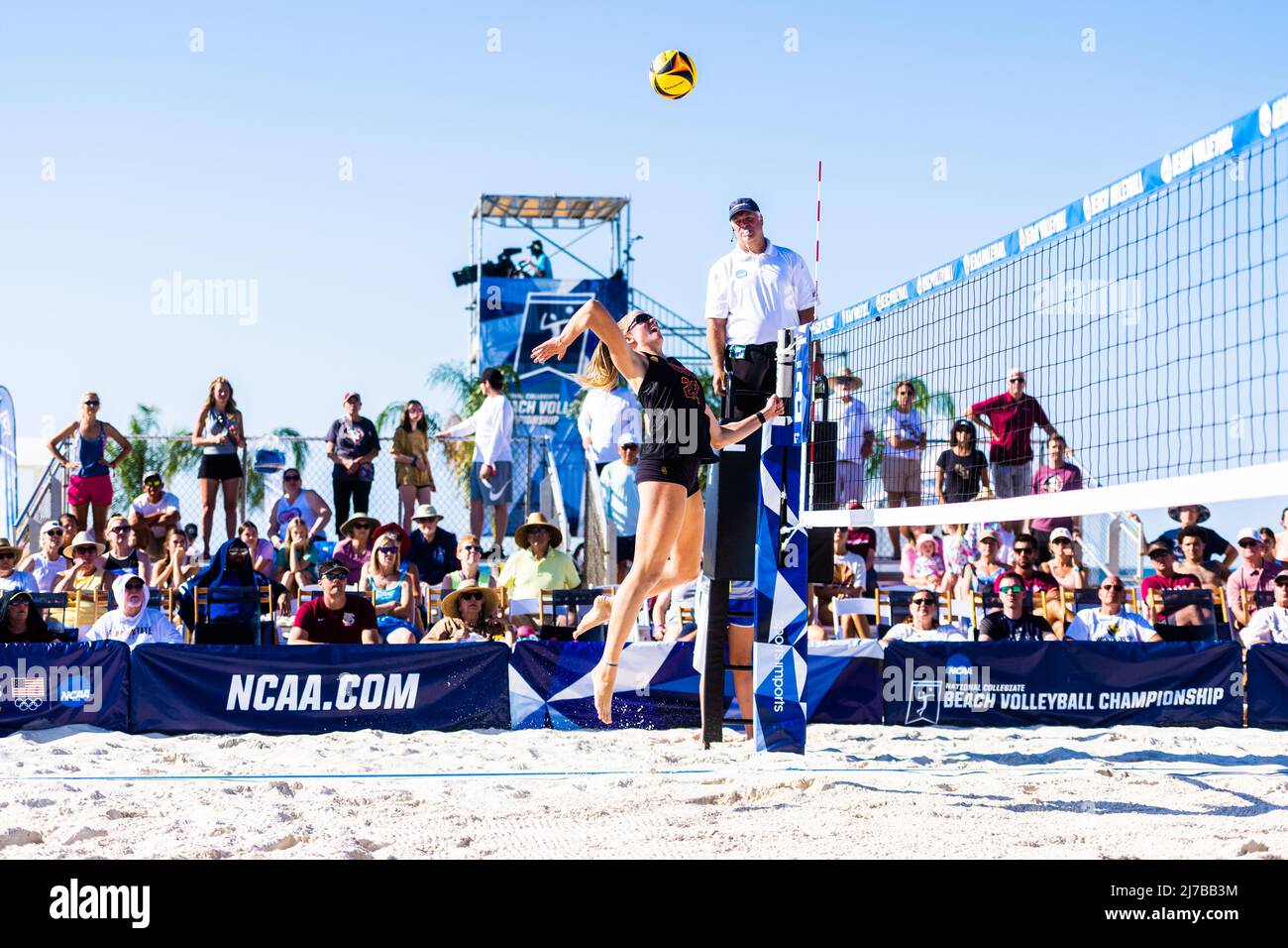 7 mai 2022, Gulf Shores, Alabama, États-Unis: MEGAN CRAFT attaques sur le net pendant le tournoi de Beach Volleyball Championship de NCAA Dual entre USC et FSU. (Image de crédit : © Matthew Smith/ZUMA Press Wire) Banque D'Images