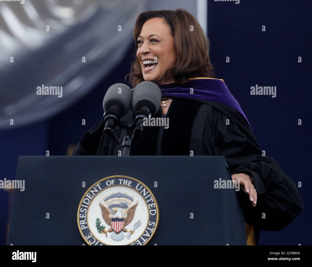 Le vice-président Kamala Harris prononce le discours de commencement de ...