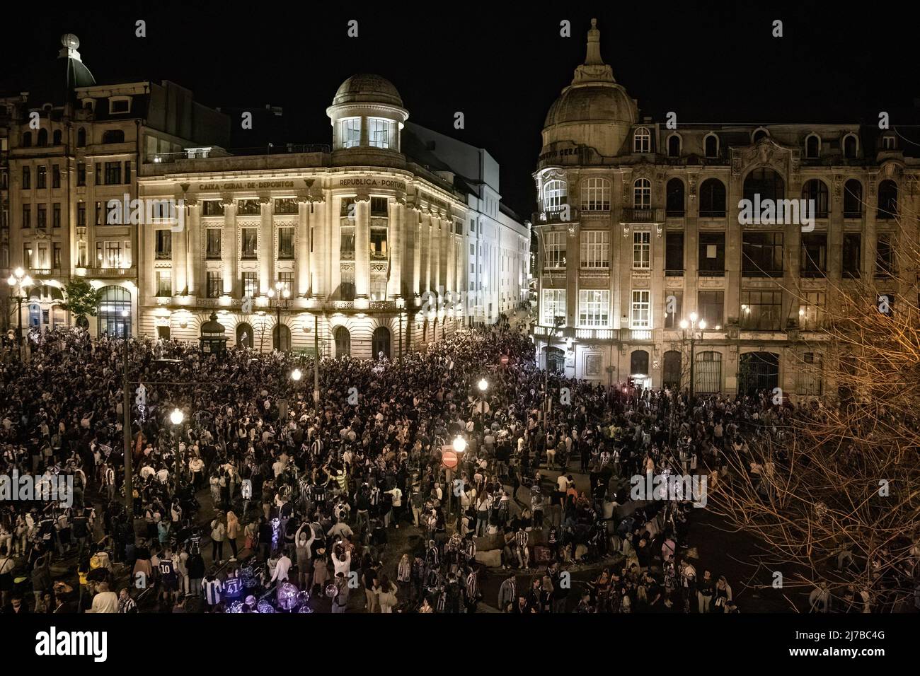 Les fans du Futebol Clube do Porto célèbrent la victoire du titre de champion national 30th sur l'Avenida dos Aliados à Porto. Banque D'Images