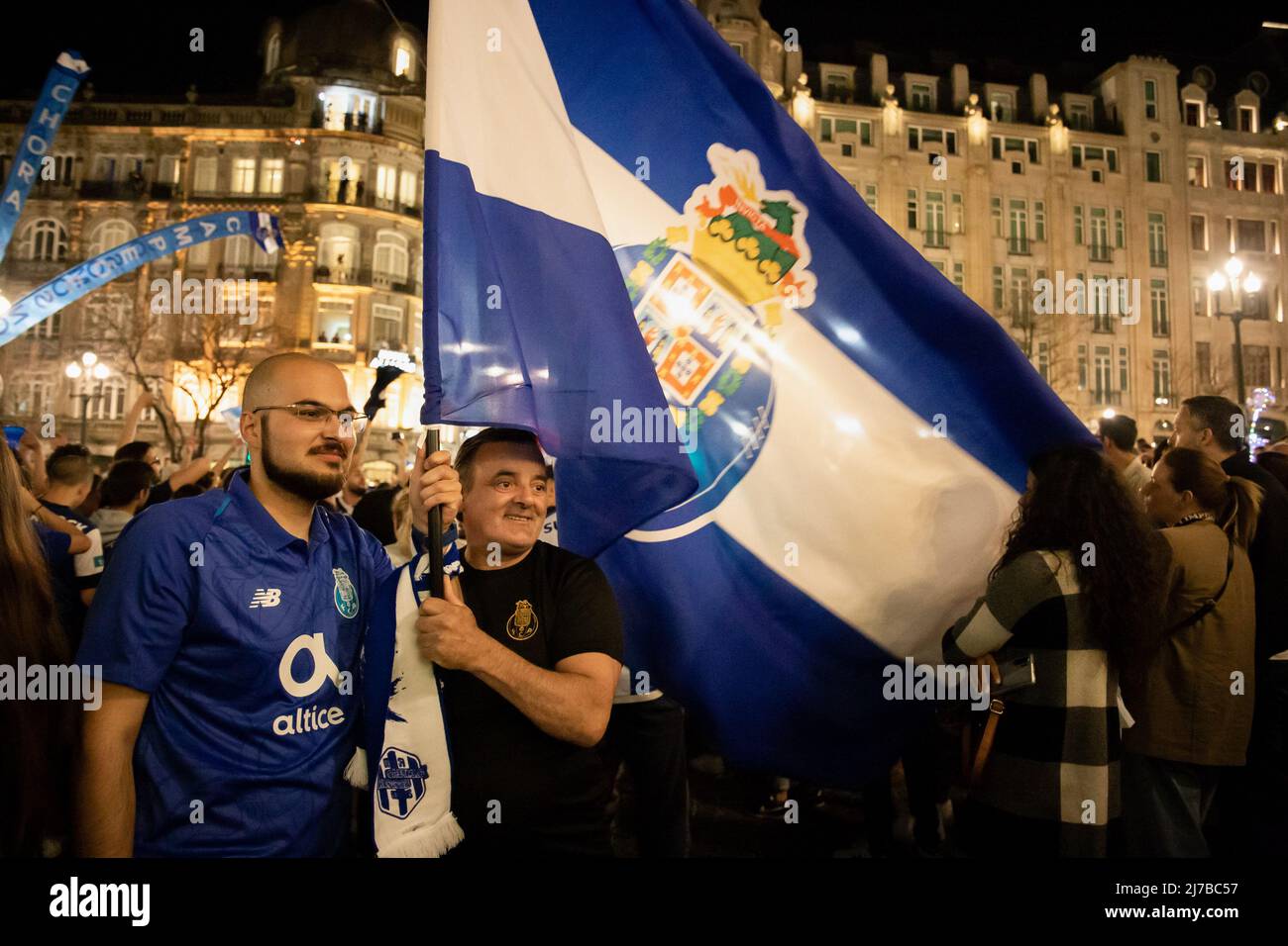 Les fans du Futebol Clube do Porto célèbrent la victoire du titre de champion national 30th sur l'Avenida dos Aliados à Porto. Banque D'Images