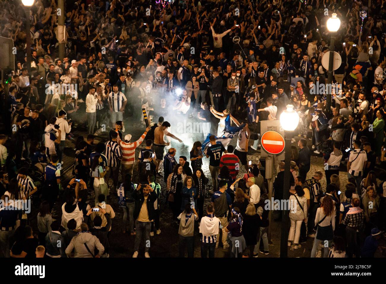 Les fans du Futebol Clube do Porto célèbrent la victoire du titre de champion national 30th sur l'Avenida dos Aliados à Porto. Banque D'Images