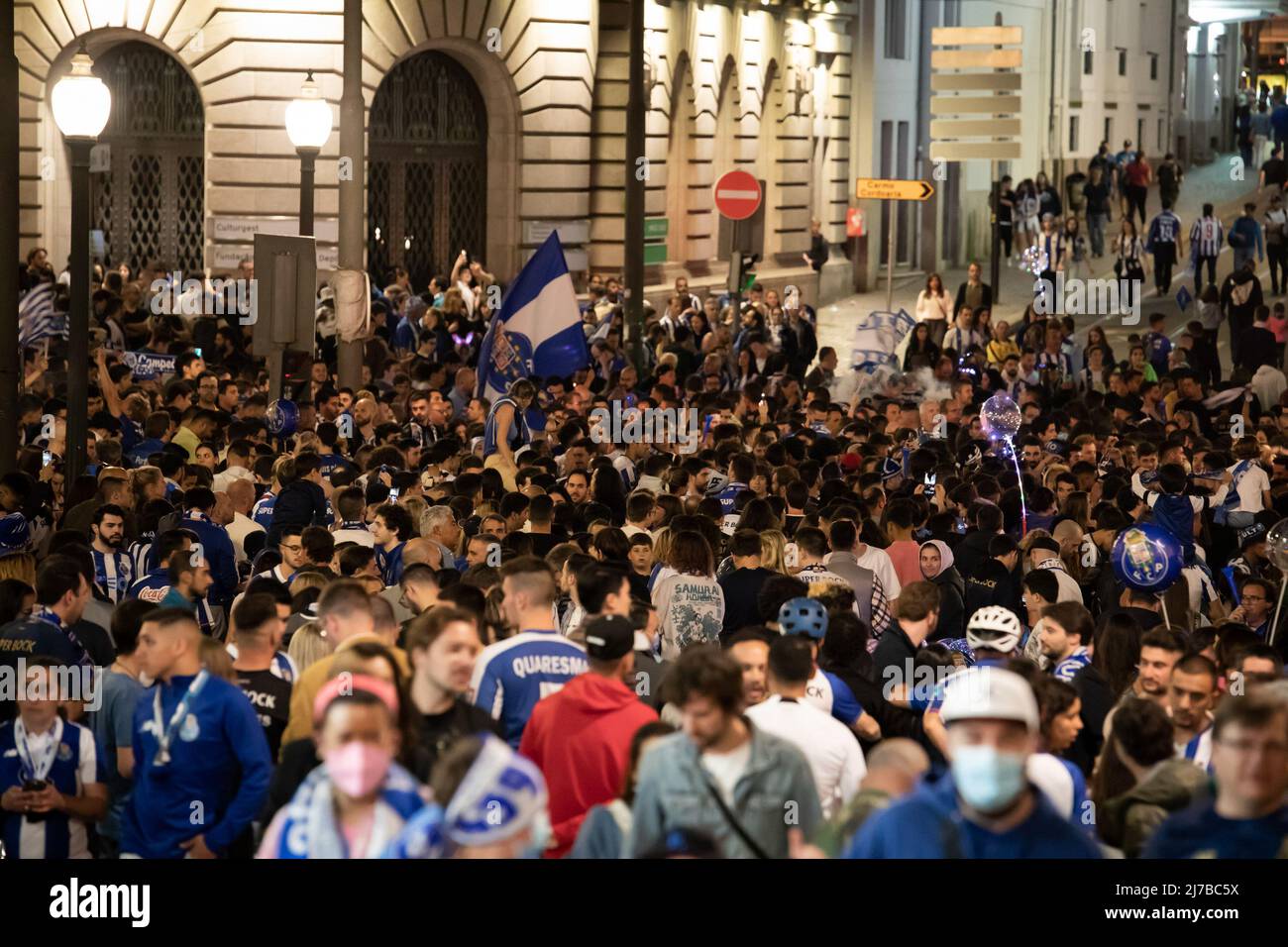 Les fans du Futebol Clube do Porto célèbrent la victoire du titre de champion national 30th sur l'Avenida dos Aliados à Porto, Portugal. Banque D'Images