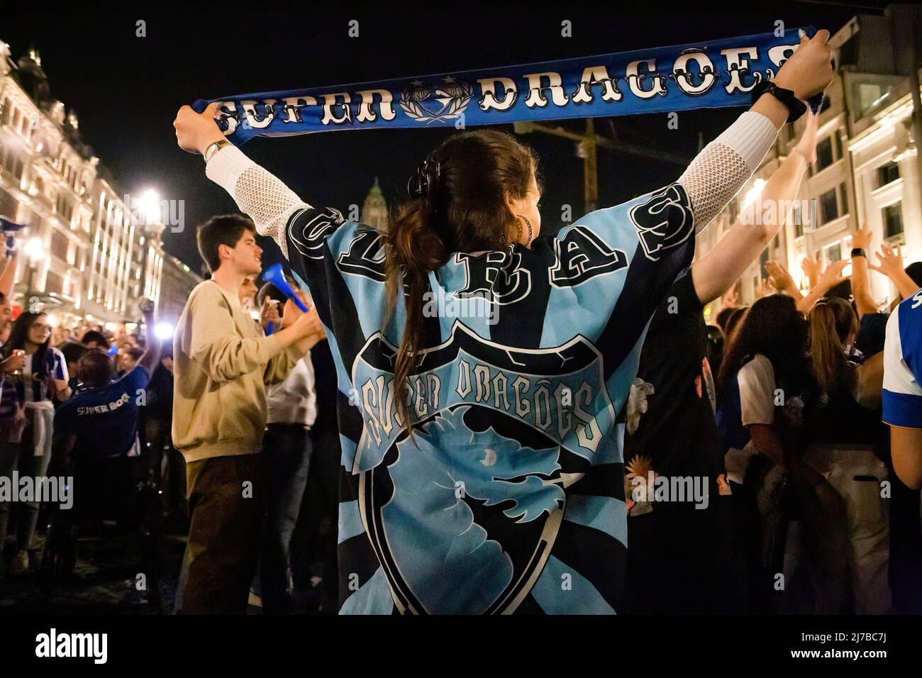 Les fans du Futebol Clube do Porto célèbrent la victoire du titre de champion national 30th sur l'Avenida dos Aliados à Porto. (Photo de Rita Franca / SOPA Images / Sipa USA) Banque D'Images