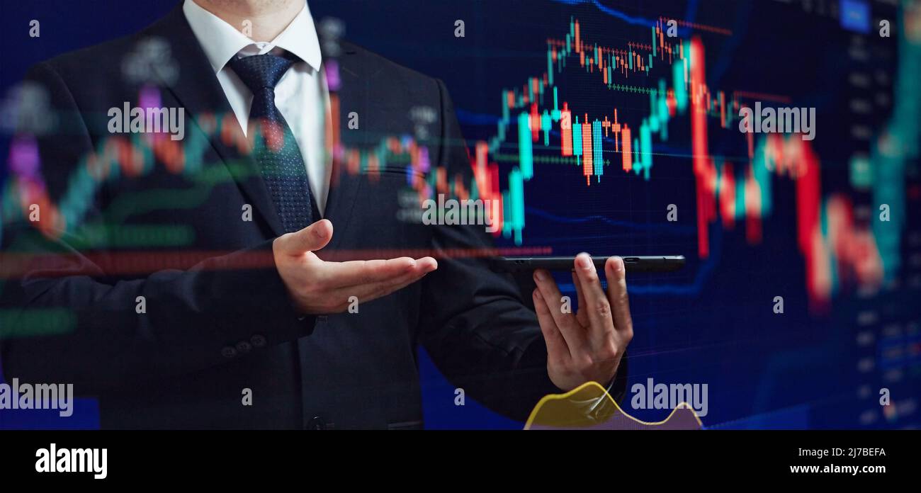 Marché boursier, croissance de l'entreprise, progrès ou concept de réussite. Homme d'affaires ou Trader montre une croissance virtuelle de l'hologramme actions, investir dans le commerce. Banque D'Images