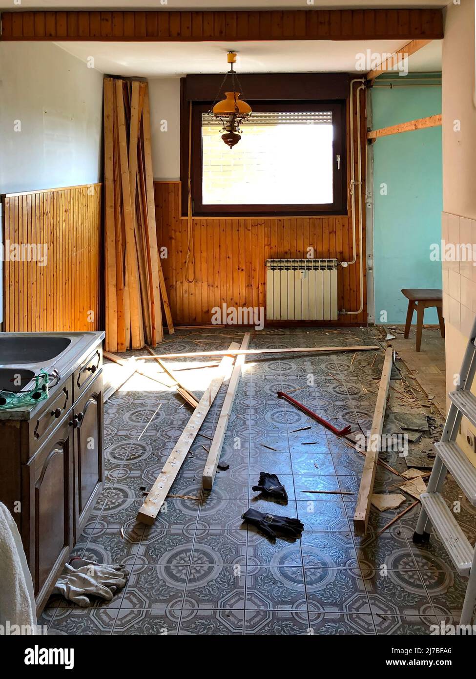 Amélioration de la maison - démolir le mur de partie entre la cuisine et la salle de séjour Banque D'Images