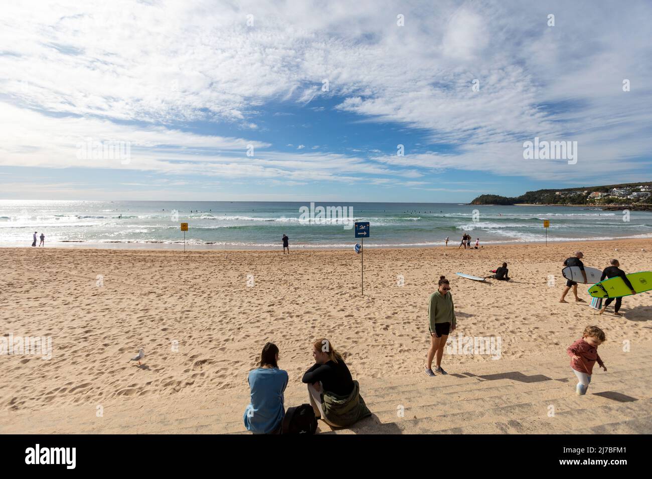 Manly Beach Sydney par un ciel bleu en automne avec des gens appréciant le bord de mer, Sydney, NSW, Australie Banque D'Images
