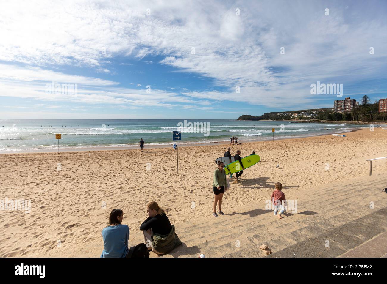 Manly Beach Sydney par un ciel bleu en automne avec des gens appréciant le bord de mer, Sydney, NSW, Australie Banque D'Images