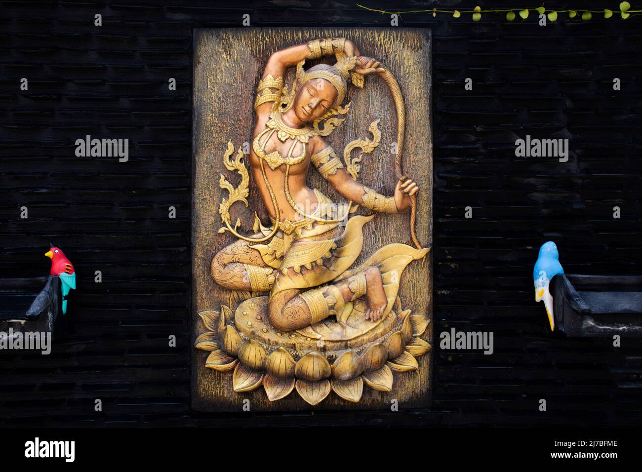 Phra Mae Thorani deity ou Vassundhara ou Dharani Angel déesse ancien folklore thaï pour les voyageurs les gens Voyage respect bénédiction à Wat Chomphuw Banque D'Images