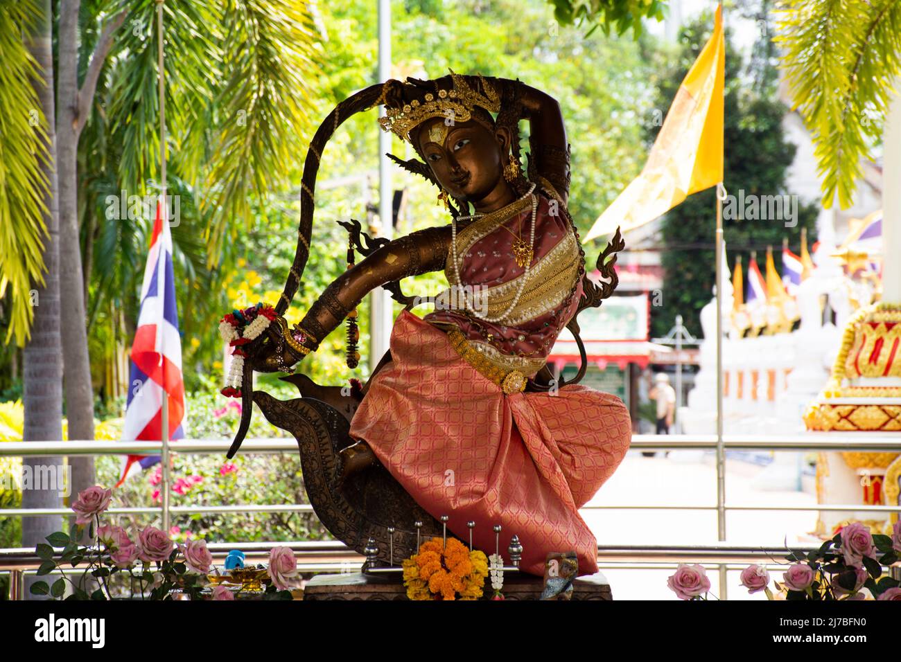 Phra Mae Thorani deity ou Vassundhara ou Dharani Angel déesse ancien folklore thaï pour les voyageurs les gens Voyage respect bénédiction à Wat Chomphuw Banque D'Images