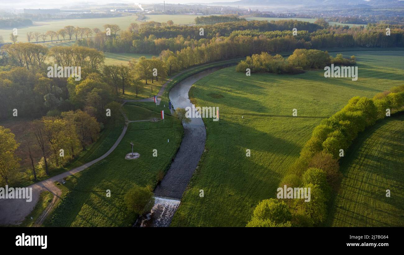 Vue aérienne sur les trois pays de Tripoint à Hrádek nad Nisou, Zittau, Porajów dans la lumière chaude du matin au printemps Banque D'Images