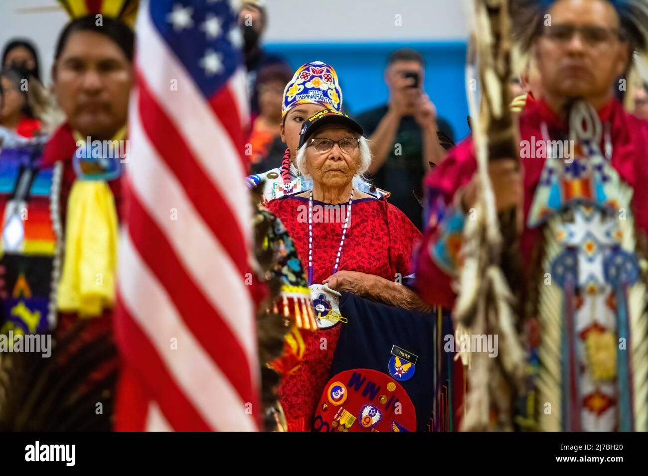 Dansez les participants à un Powwow de robe rouge. La Powwow annuelle de 1st a eu lieu pour sensibiliser les femmes, les filles et les deux-Esprit autochtones disparus et assassinés. (Photo de Ty ONeil / SOPA Images / Sipa USA) Banque D'Images