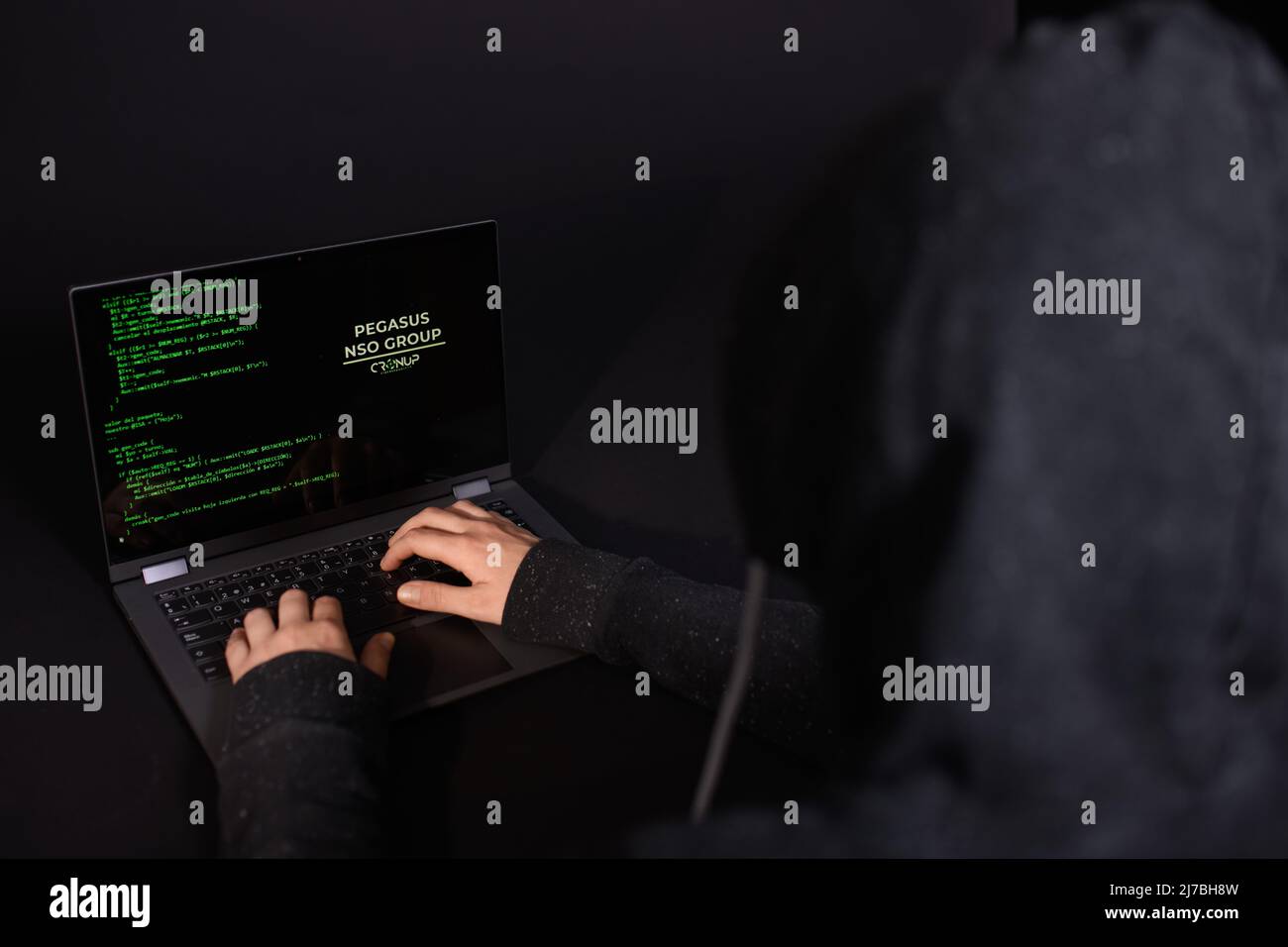 Concept de piratage et de programmes malveillants. Hacker utilisant un ordinateur portable abstrait avec une interface numérique de code binaire. Concept de cybersécurité pour les jeunes pirates. Banque D'Images