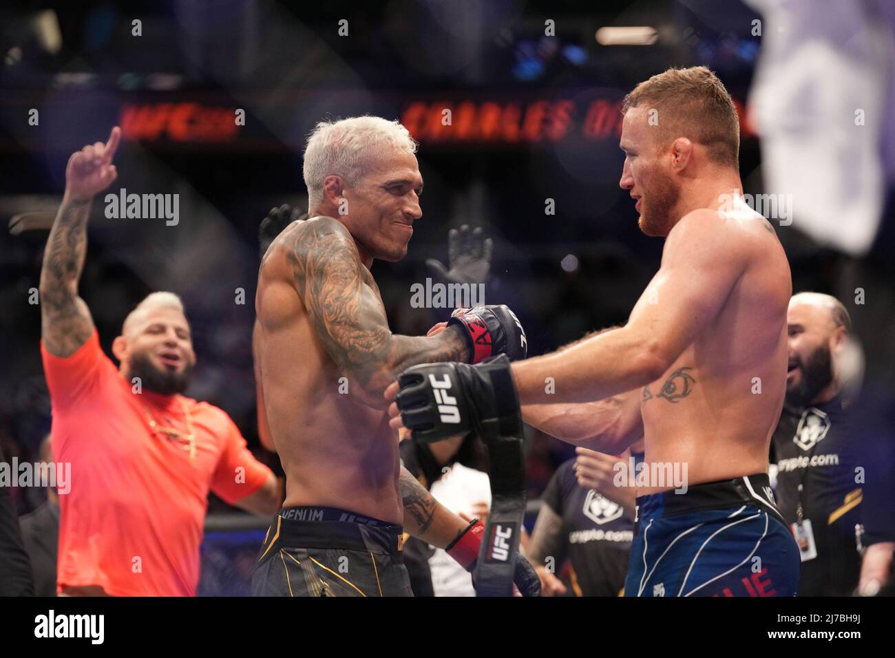 Phoenix, Arizona, États-Unis. 07th mai 2022. PHOENIX, AZ - 7 MAI : (G-D) Charles Oliveira célèbre sa victoire sur Justin Gaethje dans leur combat léger lors de l'événement UFC 274 au Footprint Center le 7 mai 2022 à Phoenix, Arizona, États-Unis. (Photo de Louis Grasse/PxImages) crédit: PX Images/Alamy Live News Banque D'Images