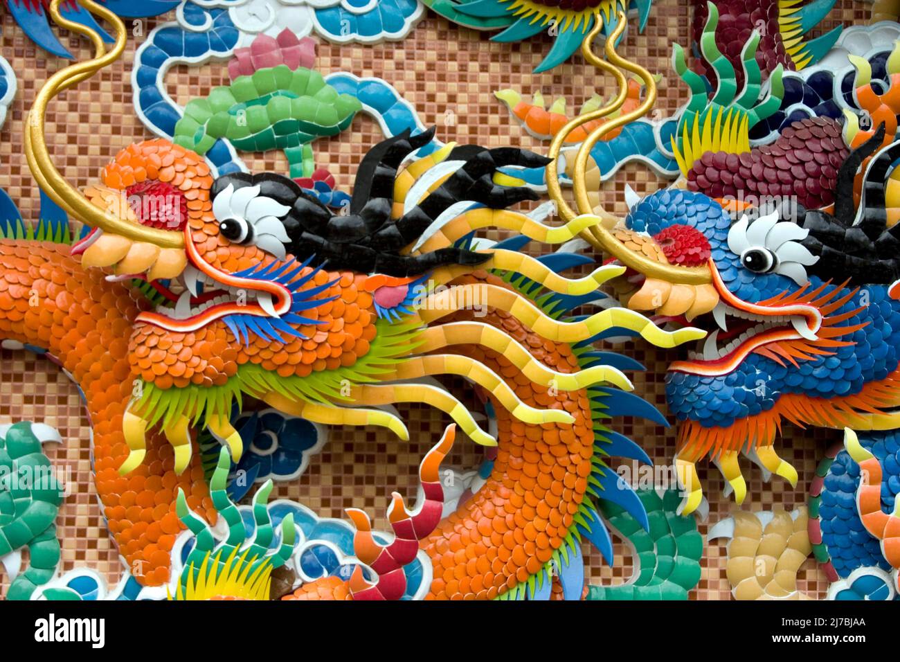 Le dragon chinois est une créature mythique chinoise, représentée comme une créature longue, échelonnée, semblable à un serpent avec quatre griffes. De nombreuses photos de dragons orientaux montrent une perle flamboyante sous leur menton. La perle est associée à la richesse, à la bonne chance et à la prospérité. Les dragons chinois sont fortement associés à l'eau dans la croyance populaire. On croit qu'ils sont les dirigeants des plans d'eau en mouvement, comme les chutes d'eau, les rivières ou les mers. Banque D'Images