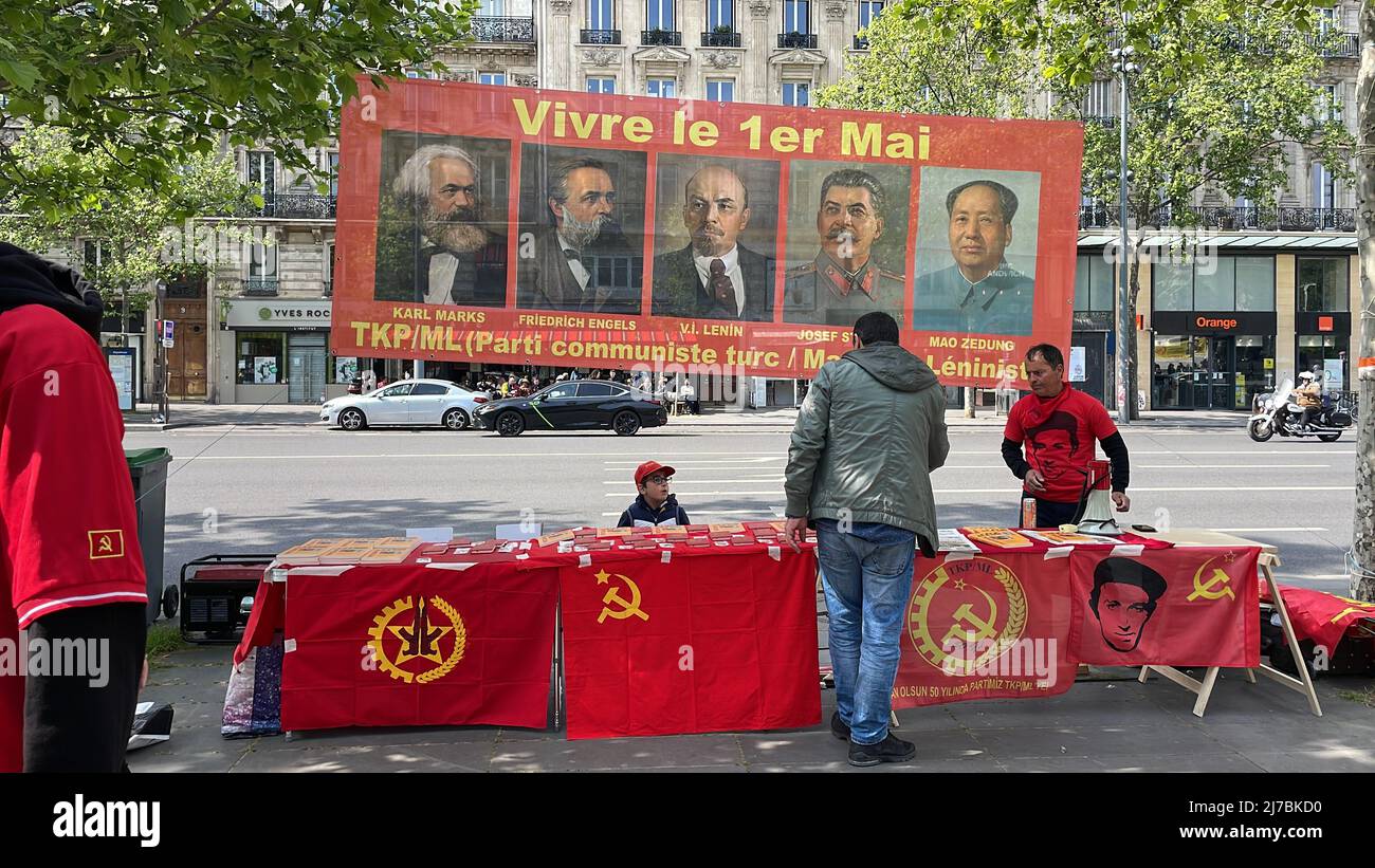 Paris, le 1 mai, 2022 affrontements ont éclaté pendant la marche de la fête du travail. Plusieurs magasins de fenêtres ont été endommagés par Black Block. Les principales activités commerciales touchées par les dommages sont les banques, les bureaux d'assurance, les restaurants multinationaux. Place du dè la République sur la photo les partisans du Parti des travailleurs du Kurdistan avec le drapeau du PKK. Banque D'Images