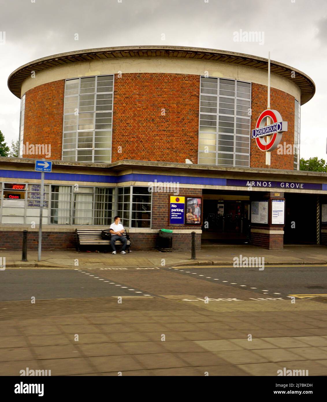 Gare d'Arnos Grove à Londres, Royaume-Uni Banque D'Images