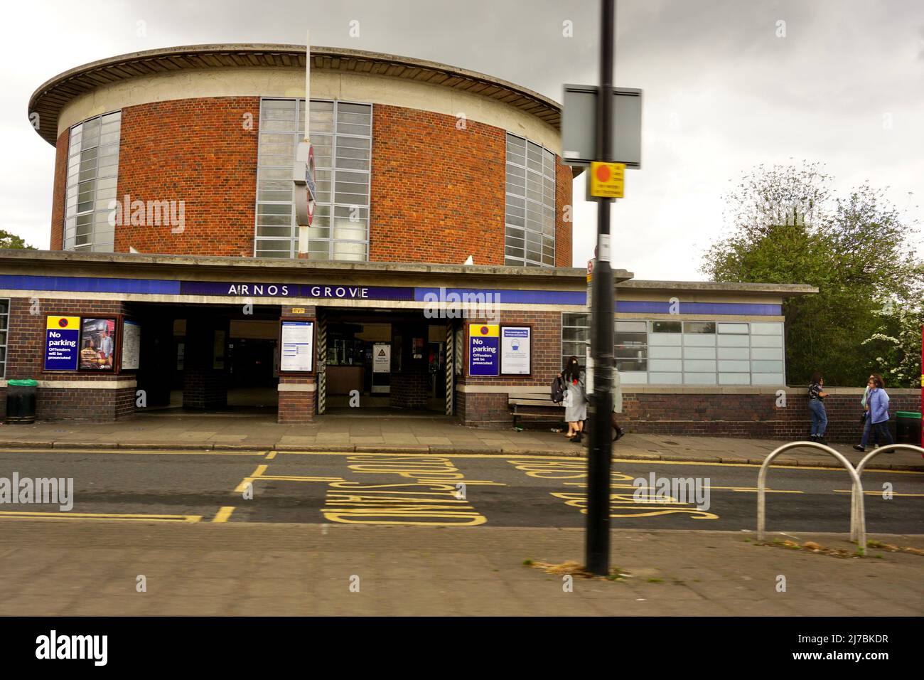 Gare d'Arnos Grove à Londres, Royaume-Uni Banque D'Images