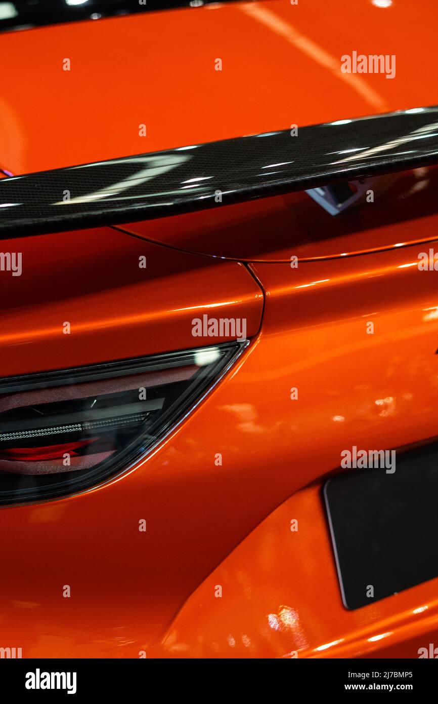 Détail de l'arrière d'une voiture de sport avec l'aileron et la lumière Banque D'Images
