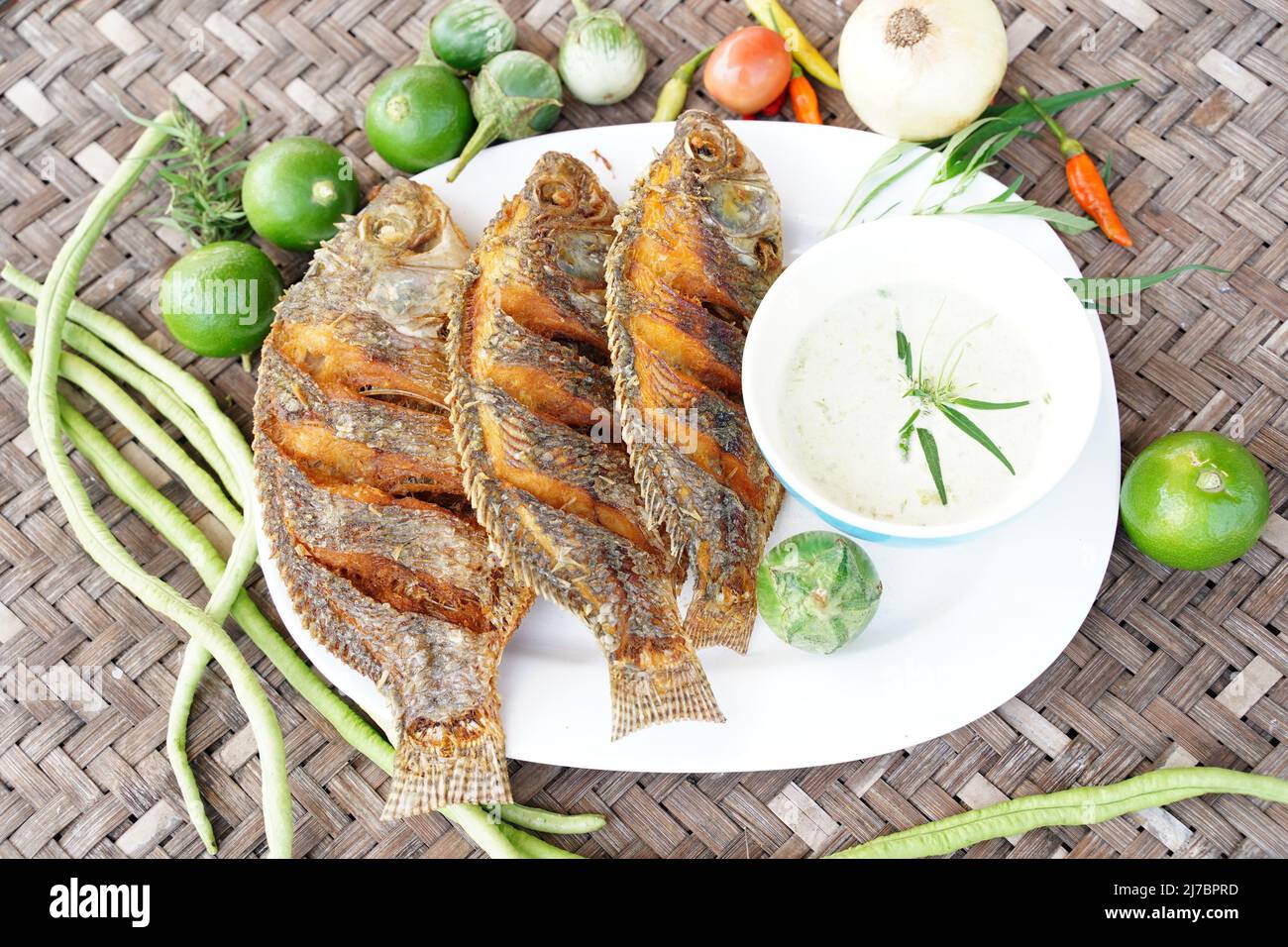 Vue de dessus poisson croustillant avec plateau local avec divers légumes en accompagnement, prêt à servir Banque D'Images