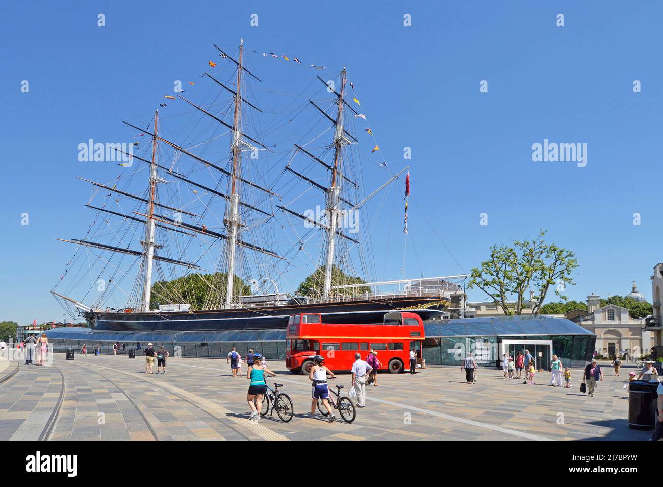 Greenwich Cutty Sark historique restauré British Tea clipper bateau cyclistes marchant leurs vélos rouge Londres Routemaster open top tourisme bus Angleterre Royaume-Uni Banque D'Images