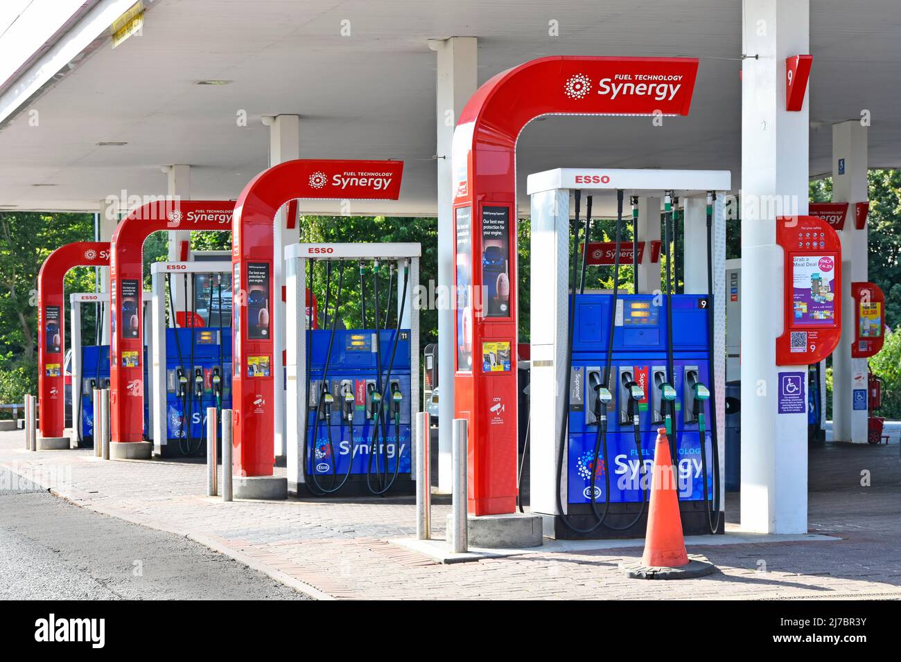 Rangée de quatre pompes de remplissage de carburant diesel à essence de marque Esso Synergy double face à choix multiple dans la zone de la station-service d'autoroute Essex, Angleterre, Royaume-Uni Banque D'Images