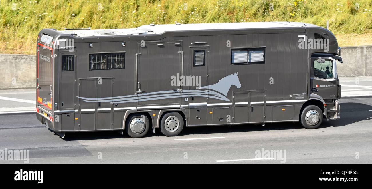 Vue latérale de l'essieu arrière double gris Néerlandais Anemone transport de camion de cheval exploité par HBR Equestrian avec logo conduisant le long de l'autoroute britannique Banque D'Images