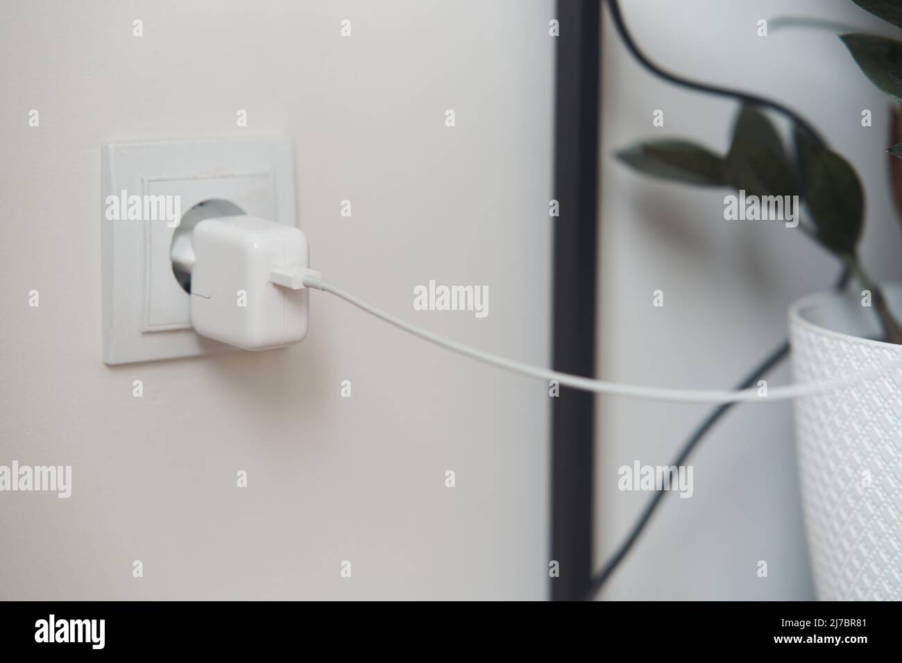 La prise téléphonique est branchée dans la prise. Chargez votre téléphone ou votre tablette. Banque D'Images