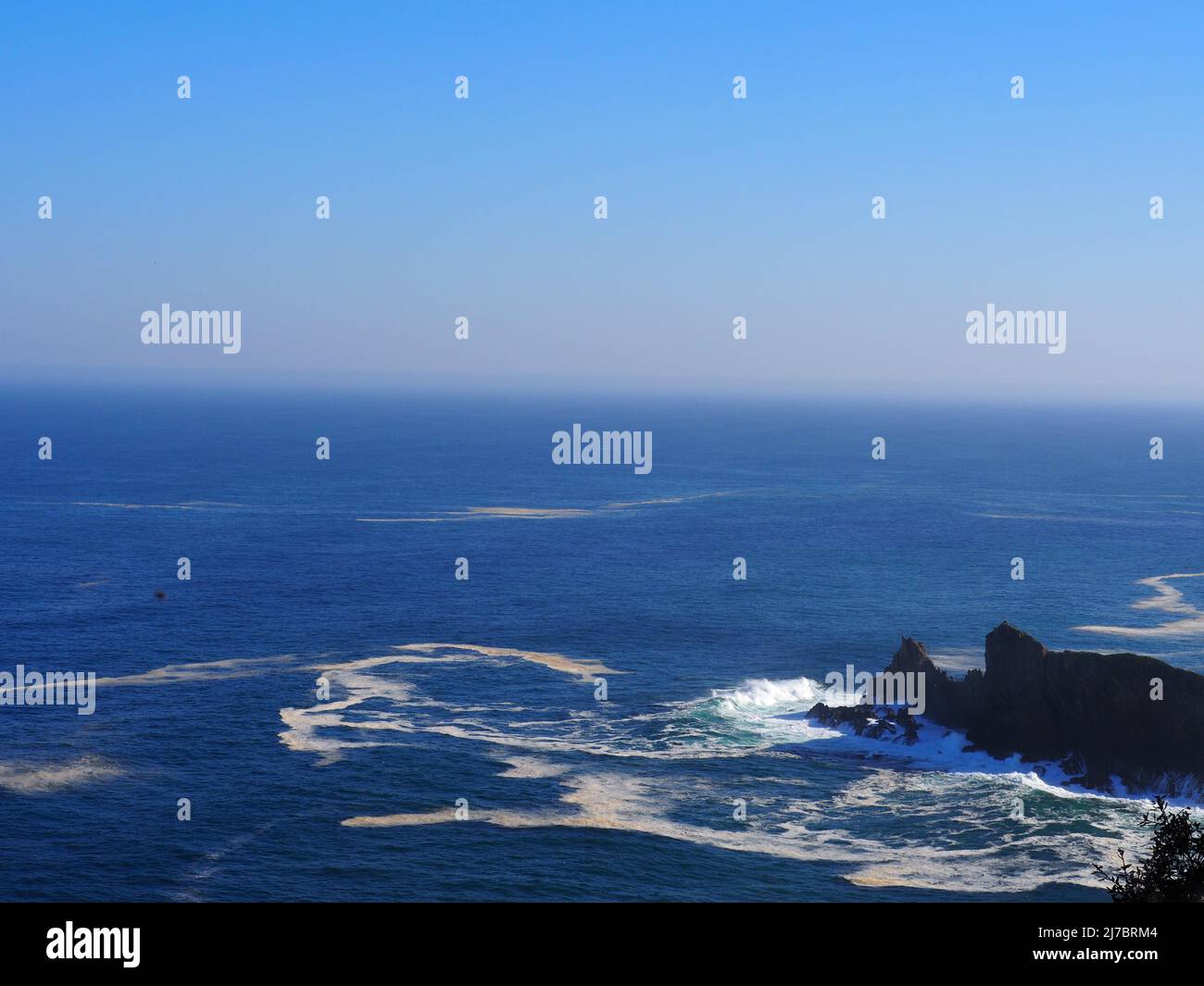 Route vers le phare de Gorliz, depuis la plage et entre les falaises. Espagne. Banque D'Images