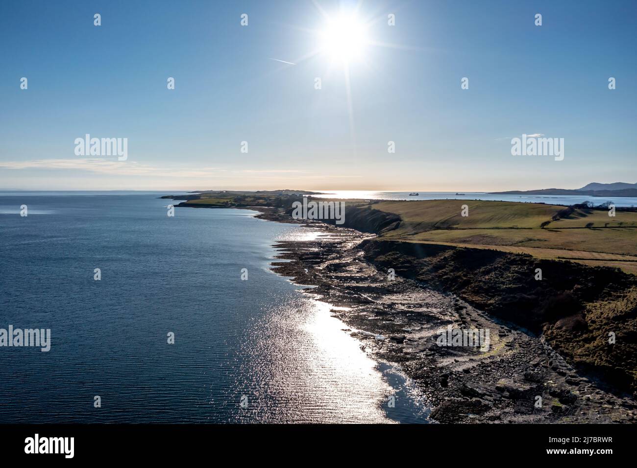 Vue aérienne de l'incroyable côte rocheuse à Ballyederland par St Johns point dans le comté de Donegal - Irlande Banque D'Images