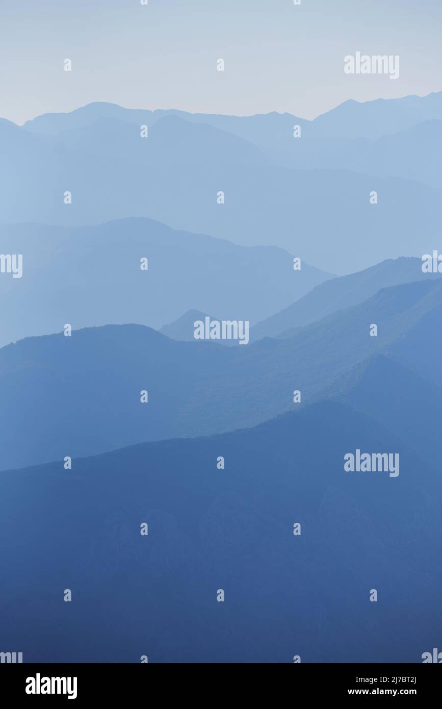 Silhouette de montagne bleue avec brume matinale Banque D'Images