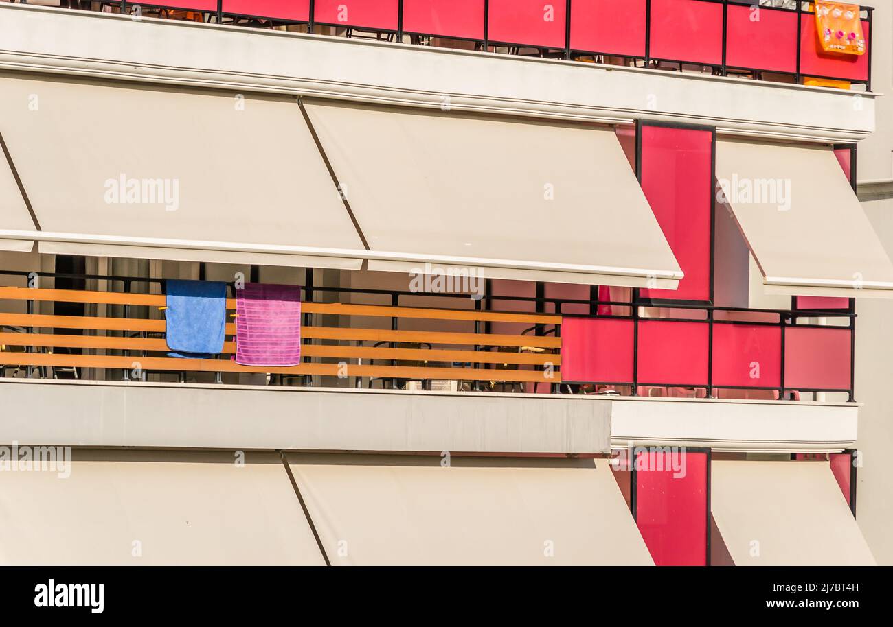 Terrasses séparées d'appartements à louer pendant la saison estivale. Banque D'Images