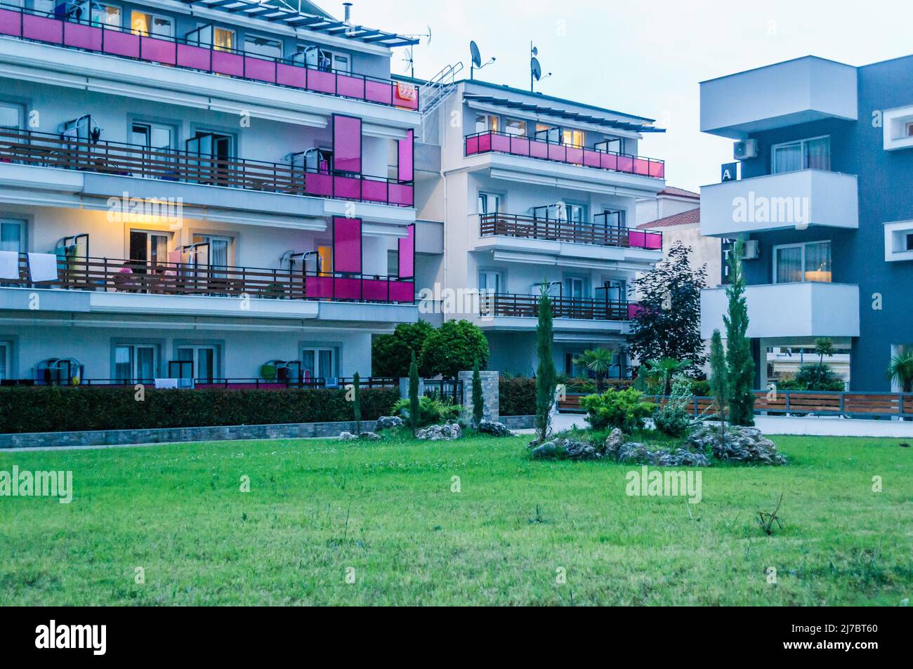 Terrasses séparées d'appartements à louer pendant la saison estivale. Banque D'Images