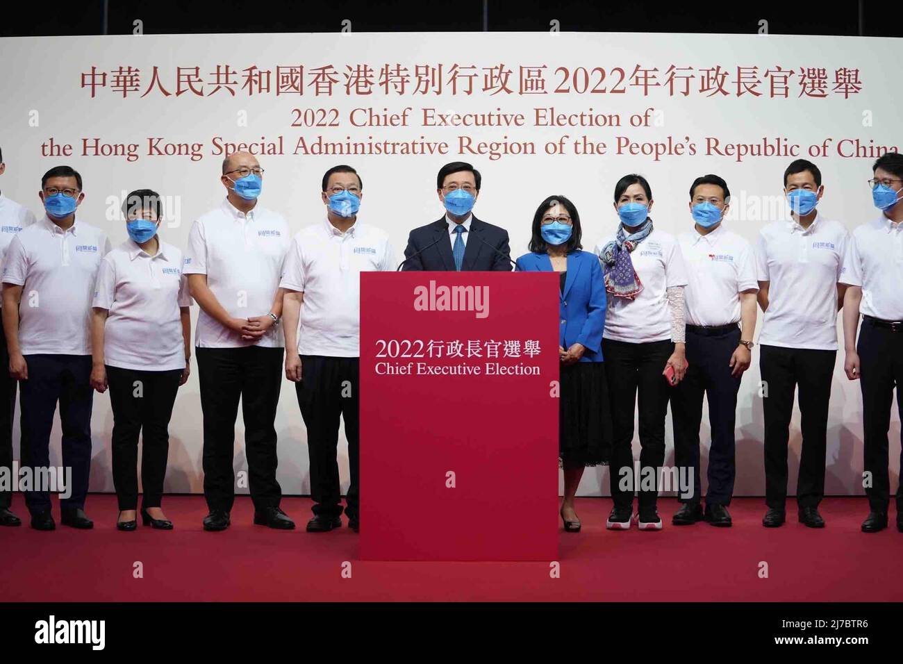 Hong Kong. 08th mai 2022. John Lee (5th L) assiste à une conférence de presse à Hong Kong, dans le sud de la Chine, le 8 mai 2022. John Lee a été élu dimanche au poste de directeur général désigné pour le sixième mandat de la région administrative spéciale de Hong Kong. (Xinhua/Lui Siu Wai) Credit: Xinhua/Alay Live News Banque D'Images