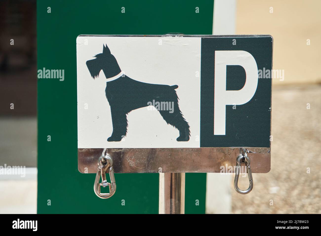 Étiquette de stationnement pour chiens désignée. Place pour les chiens de bind attendant les propriétaires à l'extérieur, avec des anneaux pour fixer la laisse, dans les lieux publics ou dans les magasins. Banque D'Images