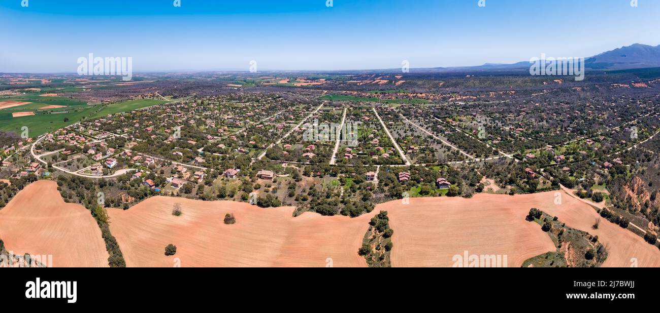 Vue panoramique aérienne d'une grande urbanisation de maisons de campagne à côté de la montagne. Banque D'Images
