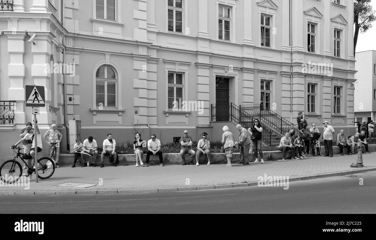 Gniezno, Pologne - 05.07.2022: Défilé gay ou Marche pour l'égalité, foule obserwing et gens protestant, forces de police anti-émeutes. Banque D'Images