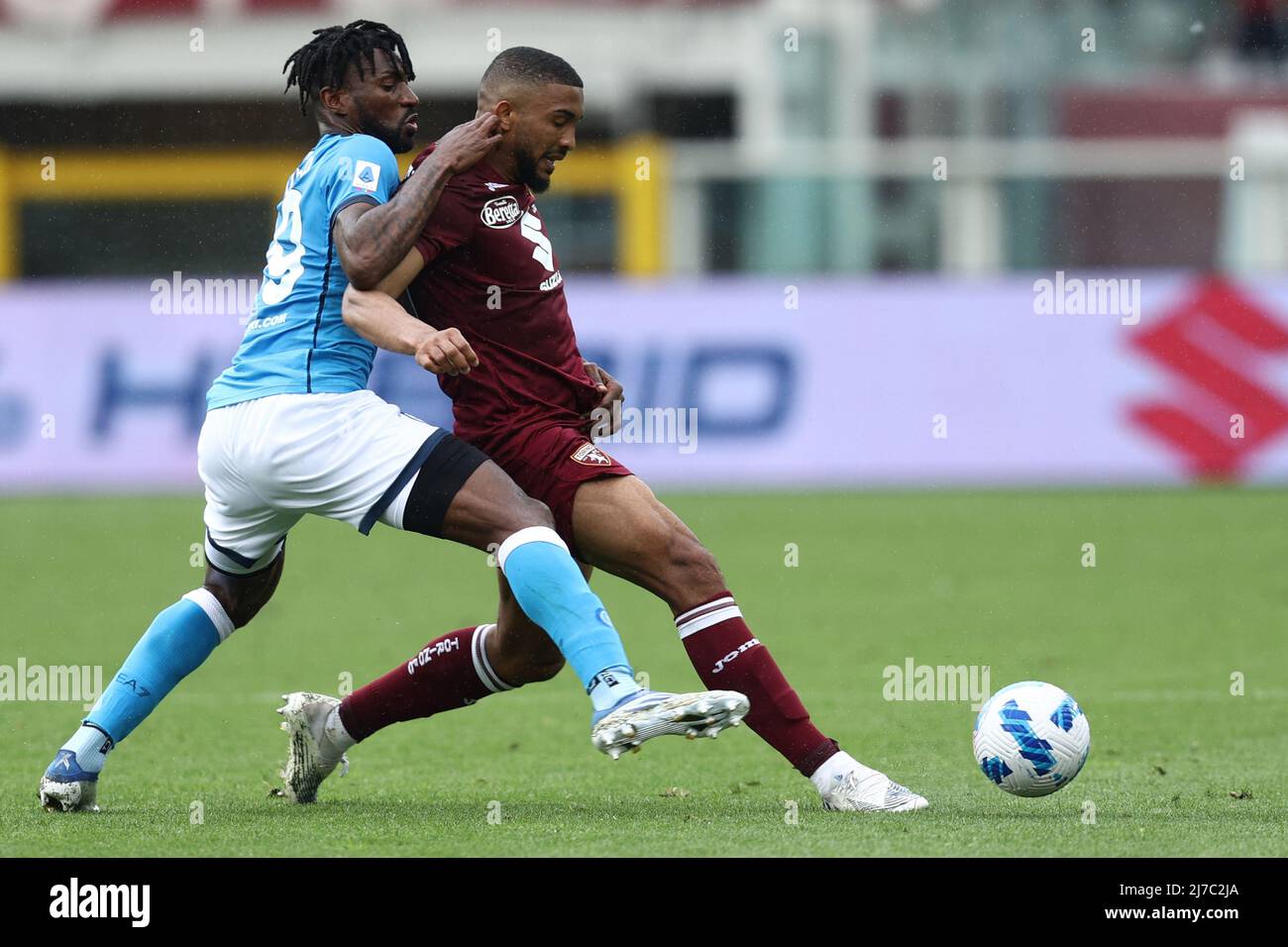 Gleison Bremer (Torino FC) est défié par André-Frank Zambo Anguissa (SSC Napoli) lors du Torino FC vs SSC Napoli, football italien série A match à Turin, Italie, mai 07 2022 Banque D'Images