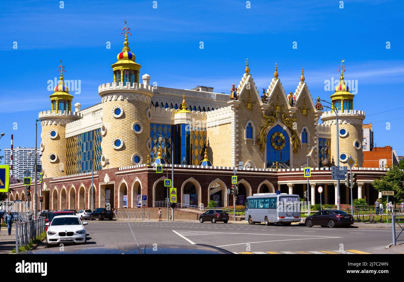 Kazan, Russie - 18 juin 2021: Théâtre de marionnettes d'État de Tatar Ekiyat, Kazan, Tatarstan. C'est un monument historique de Kazan. Panorama de beau bâtiment, pour enfants Banque D'Images