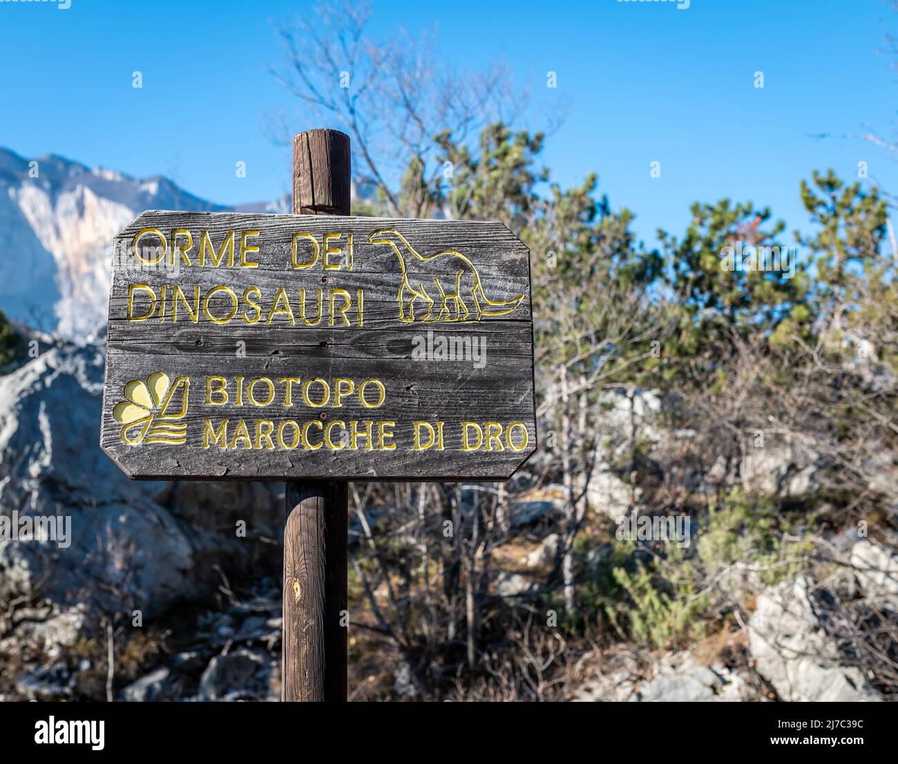 Empreintes de dinosaures indication de sentier - Marocche Dro, province de Trento, nord de l'Italie.ces empreintes ont été laissées il y a environ 210 millions d'années Banque D'Images